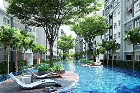 ホアヒンにあるHua hin The Trust condo by Wilaの建物中央のスイミングプール