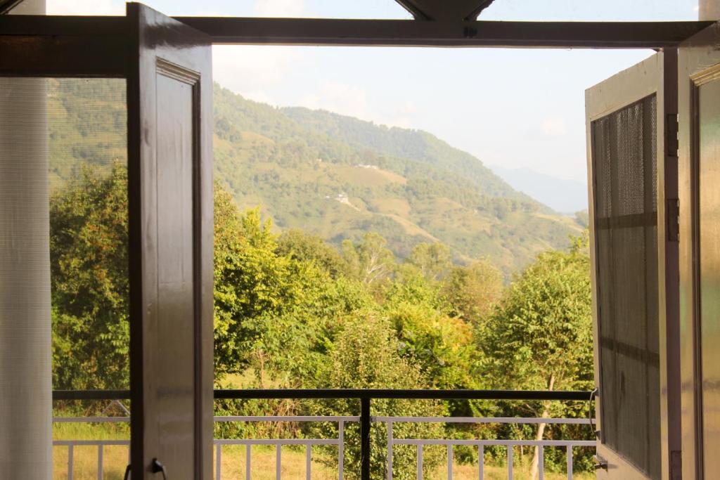Nespecifikovaný výhled na hory nebo výhled na hory při pohledu z hostelu