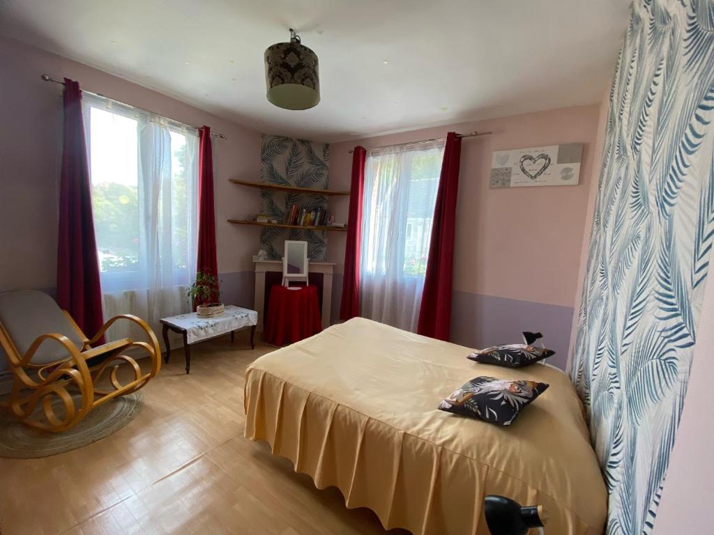 1 dormitorio con 1 cama y cortinas rojas en Relais mm bessard, en Saint-Pierre-de-Varengeville