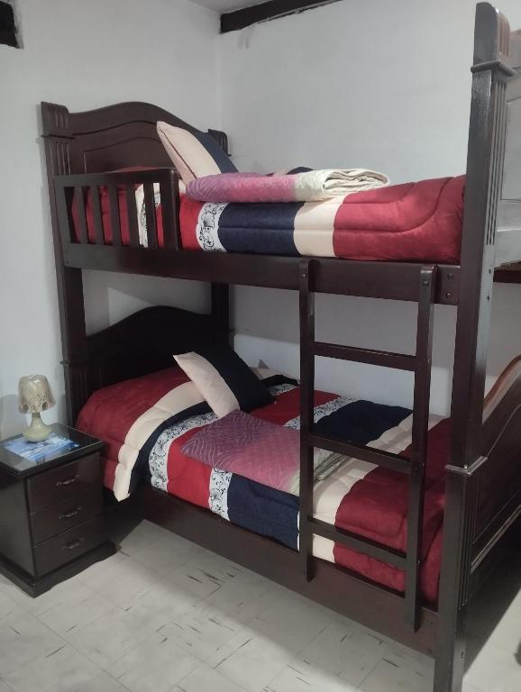 Palanda nebo palandy na pokoji v ubytování Hostal Flores