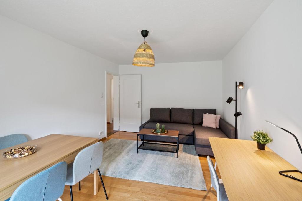 ein Wohnzimmer mit einem Sofa und einem Tisch in der Unterkunft Dübendorfstrasse 171 in Zürich