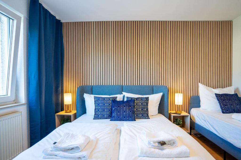 sypialnia z łóżkiem z ręcznikami w obiekcie GOLDVILLA - Wesseling w mieście Wesseling