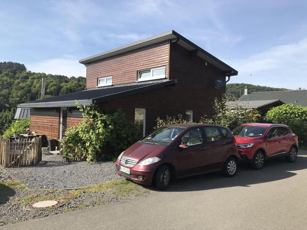 dos autos estacionados frente a una casa en Obere-Seeterrasse, en Rieden