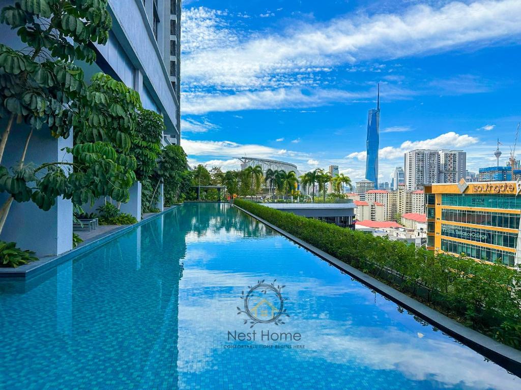 una piscina sul tetto di un edificio di Trion @ KL by Nest Home a Kuala Lumpur