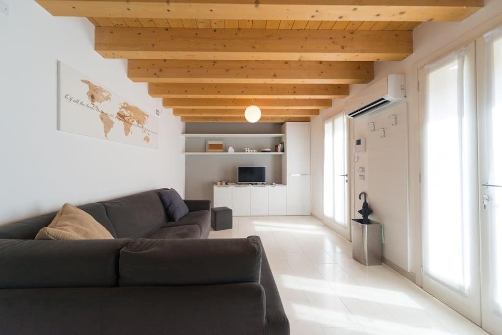 un soggiorno con un divano e una grande finestra di Ca' Martina a Venezia