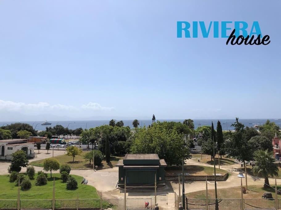 una vista de un parque con el océano en el fondo en Riviera house, en Nápoles