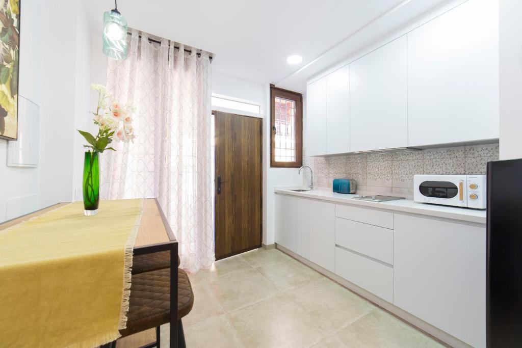 Kuchyňa alebo kuchynka v ubytovaní Precioso Loft El Arcángel II junto a la Ribera