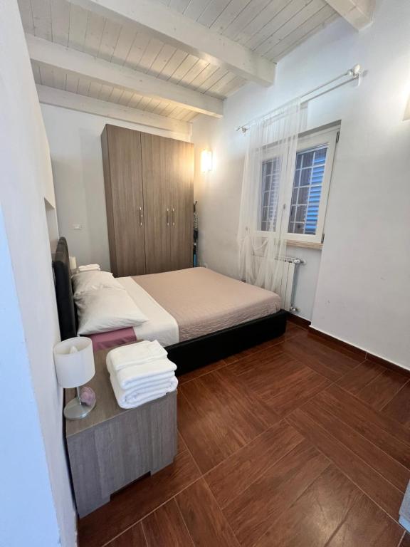 Un pat sau paturi într-o cameră la ALBA Suite-Rome airport FCO-Fronte mare