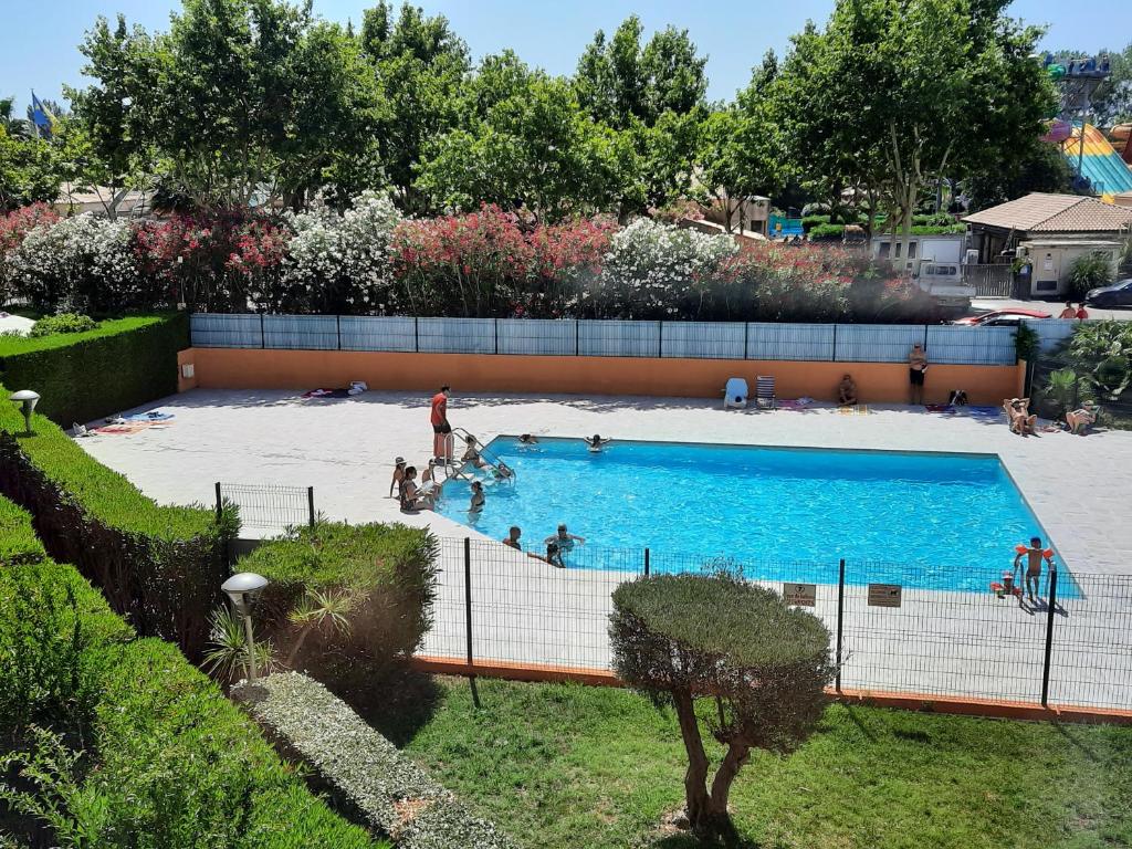 - une grande piscine avec des personnes dans l'établissement Sopraland T3 45m2 à 300m plage Richelieu, au Cap d'Agde