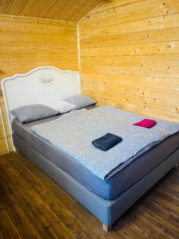 Postel nebo postele na pokoji v ubytování Chatky Daniel-Mikulov, a private campsite just for you