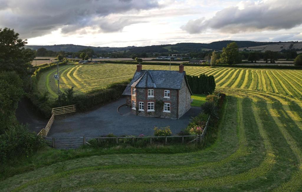 una vista aérea de una casa en medio de un campo en Country Cottage with Far Reaching Views, en Presteigne