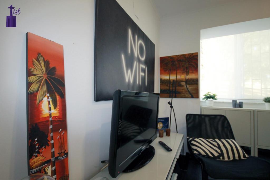 TV a/nebo společenská místnost v ubytování Lisbon North Apartment