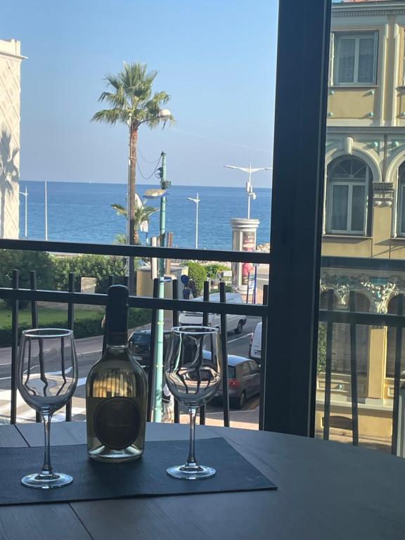 een fles wijn op tafel met twee glazen bij Saint Jhon in Menton
