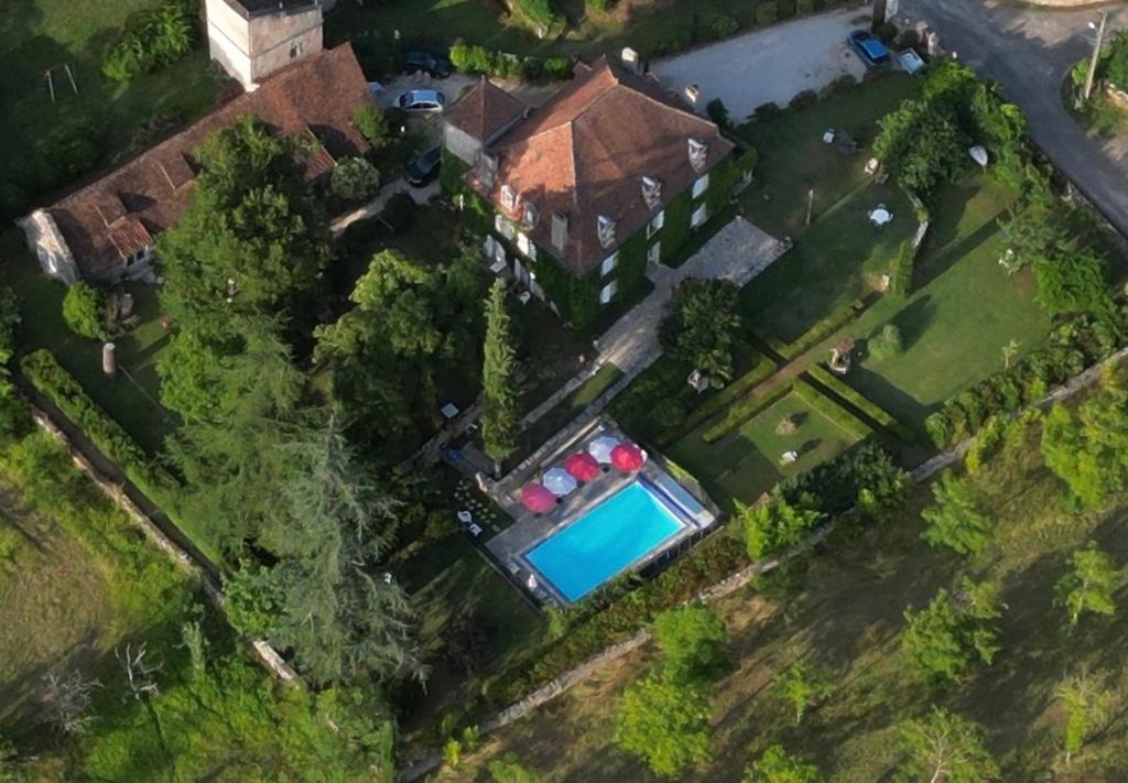 Bazén v ubytování Chambres d'hôtes Maison Redon nebo v jeho okolí
