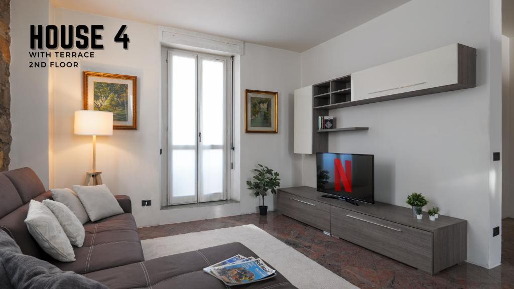 ein Wohnzimmer mit einem Sofa und einem TV in der Unterkunft CASA VACANZE ANNA in Bergamo