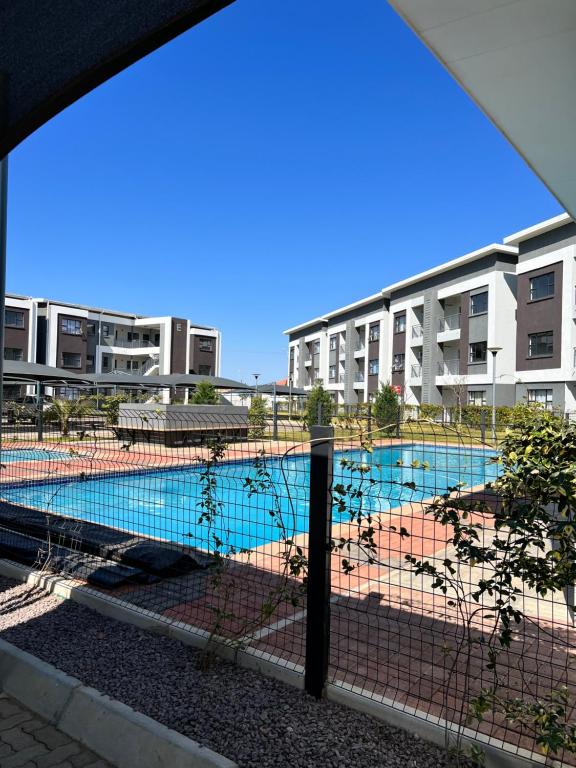 - une vue sur la piscine dans un complexe d'appartements dans l'établissement Sarona LoLa E206, à Gaborone