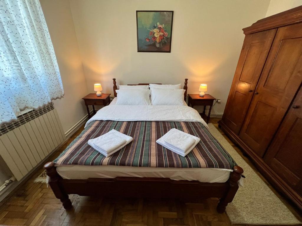 Postel nebo postele na pokoji v ubytování InterInn Luxury Villa