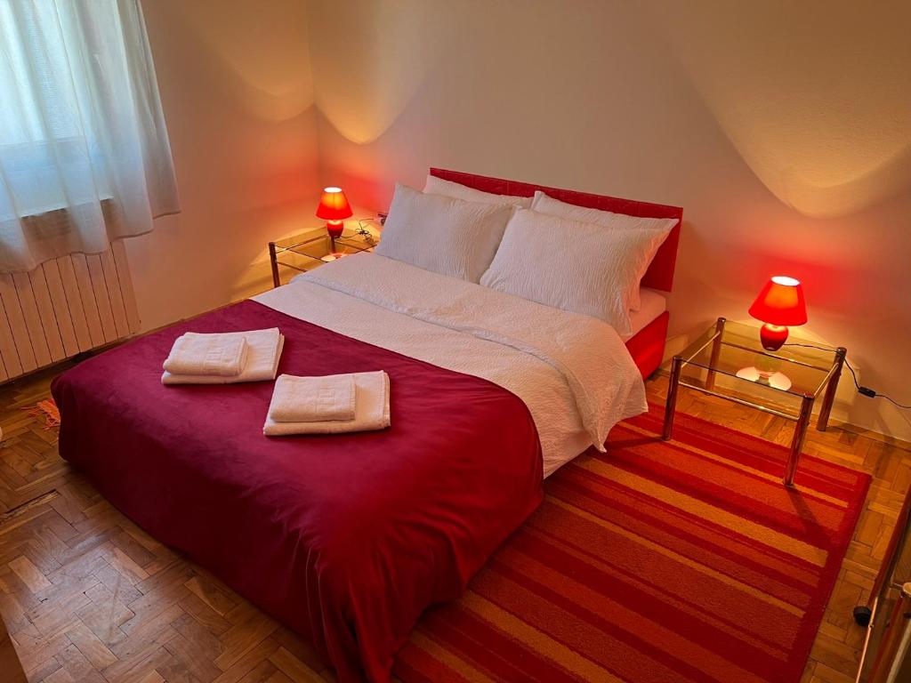 Postel nebo postele na pokoji v ubytování InterInn Luxury Villa