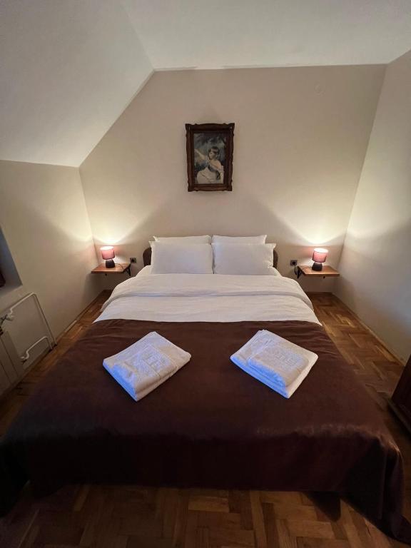 Postel nebo postele na pokoji v ubytování InterInn Luxury Villa