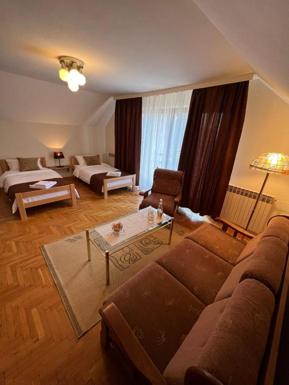 Postel nebo postele na pokoji v ubytování InterInn Luxury Villa