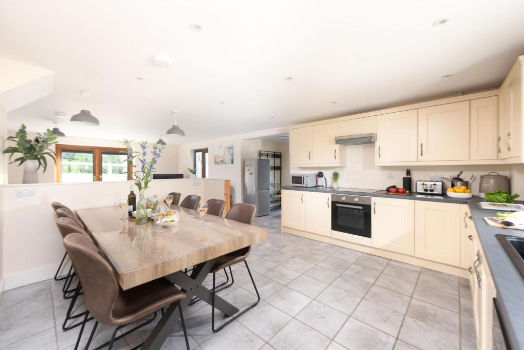 a kitchen with a table and chairs in a room at Robins Rest, Nr Perranporth in Perranporth