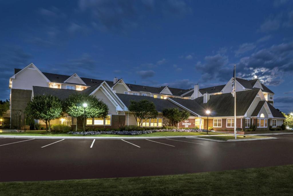 un gran edificio por la noche con un estacionamiento en Residence Inn Pittsburgh Cranberry Township, en Cranberry Township