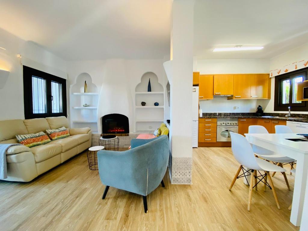 sala de estar y cocina con sofá y mesa en Casa Pinyera - Plus Costa Brava, en Pals