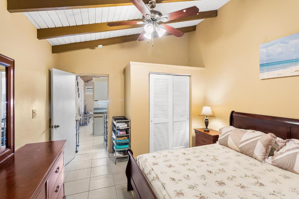 Postel nebo postele na pokoji v ubytování Caribbean View for You condo