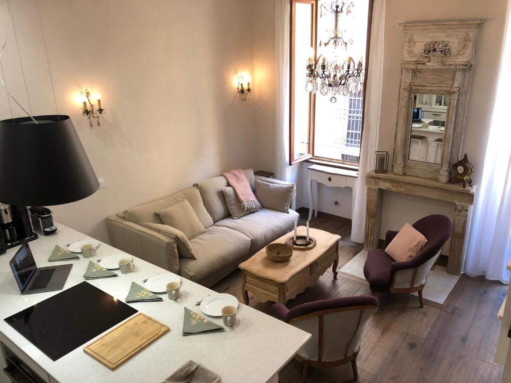 un salon avec un canapé et une table dans l'établissement Petit Palace in Old Nice, à Nice