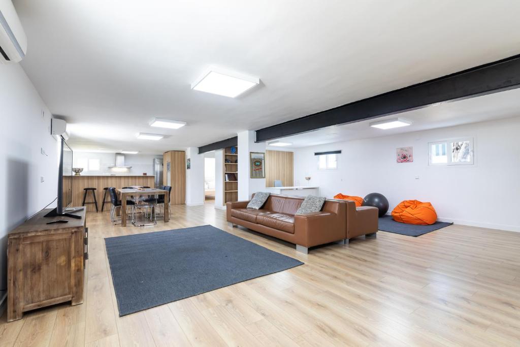 a living room with a couch and a table at Magnifico Chalet en Montesano in San Antonio de Banageber