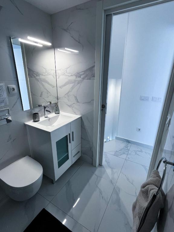 A bathroom at Luxury bungalow Maspalomas Gran Canaria