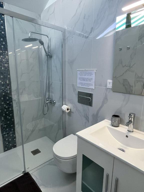 A bathroom at Luxury bungalow Maspalomas Gran Canaria