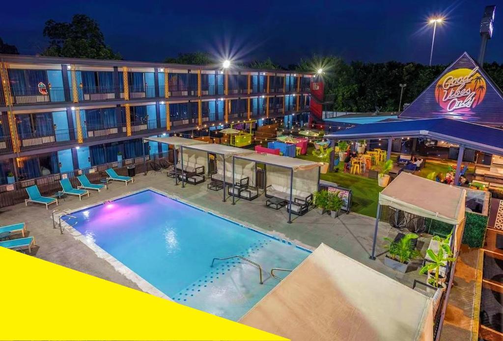 un hôtel avec une piscine ouverte la nuit dans l'établissement Bposhtels Houston, à Houston