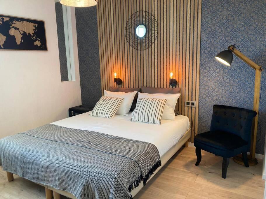 - une chambre avec un grand lit et une chaise dans l'établissement Appart'Hotel - Gare TGV - Courtine - Confluence - 407 bis, à Avignon