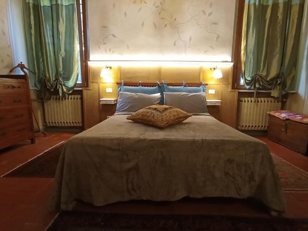 Un dormitorio con una cama con una almohada encima. en Magnolia Garden, en Ferrara