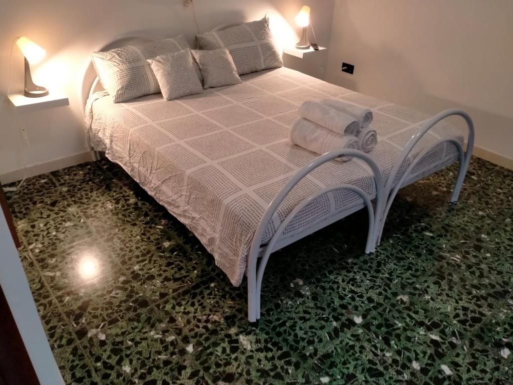ein Bett mit Kissen darauf im Schlafzimmer in der Unterkunft james house green in Teramo