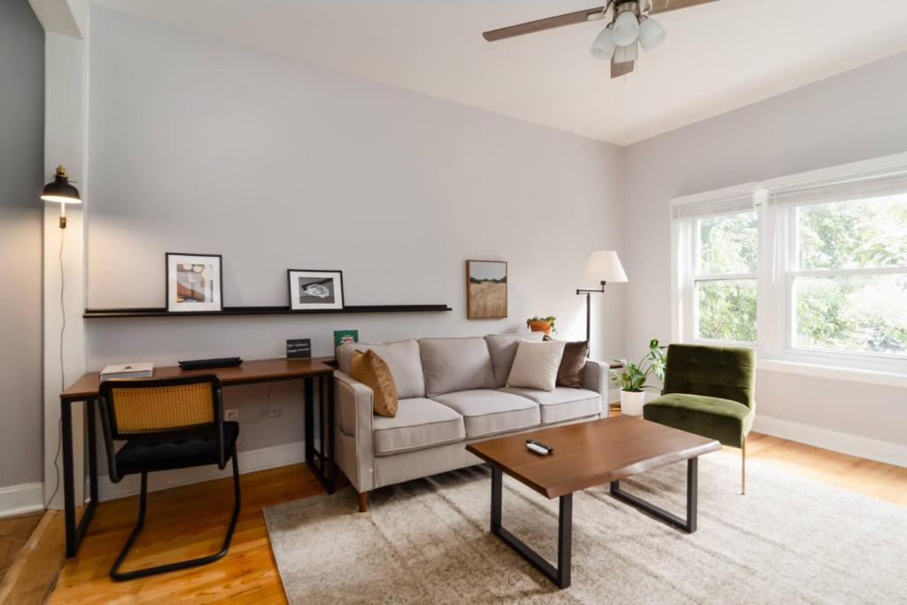 ein Wohnzimmer mit einem Sofa und einem Tisch in der Unterkunft Flexhome Logan Square 1BR Apt B1 - READ INFO in Chicago