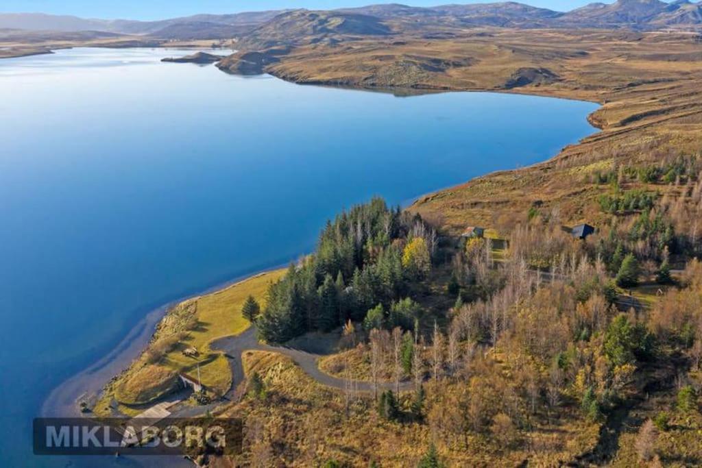 una vista aérea de un lago en una colina en Lakeside cabin in Thingvellir, en Úlfljótsvatn