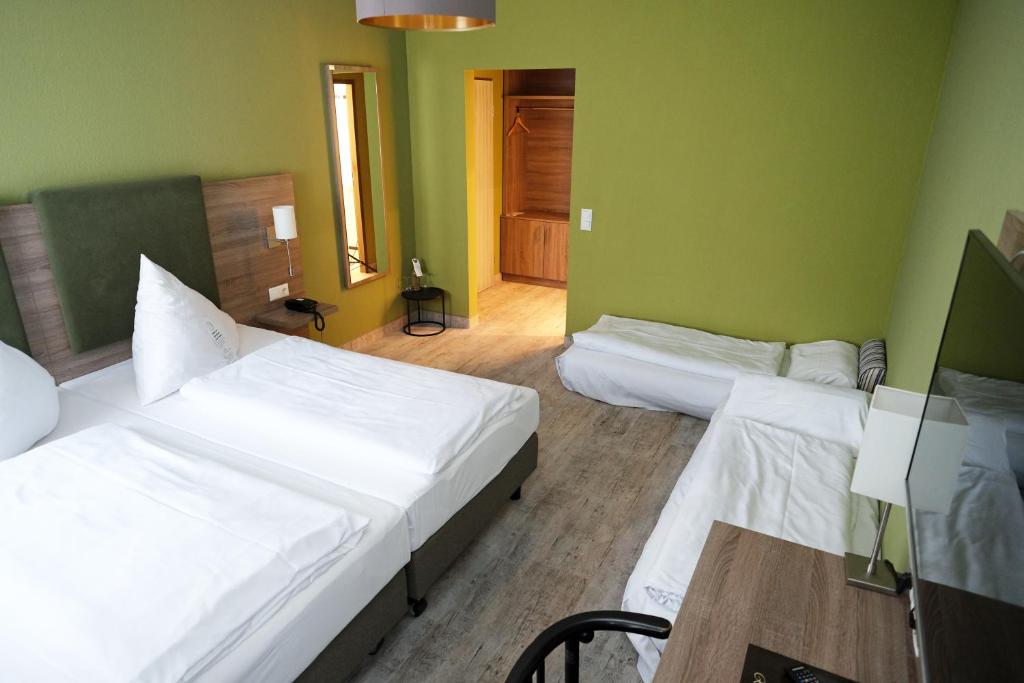 Postel nebo postele na pokoji v ubytování Hotel Römerstadt