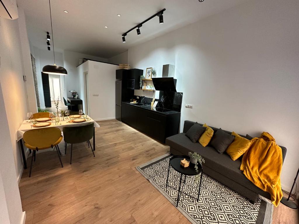 Bear Homes - Olimpia Suite في فالنسيا: غرفة معيشة مع أريكة وطاولة