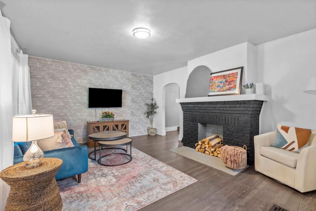 uma sala de estar com lareira e televisão em BRAND NEW, Private Parking, Stylish 3bedroom house em Pittsburgh