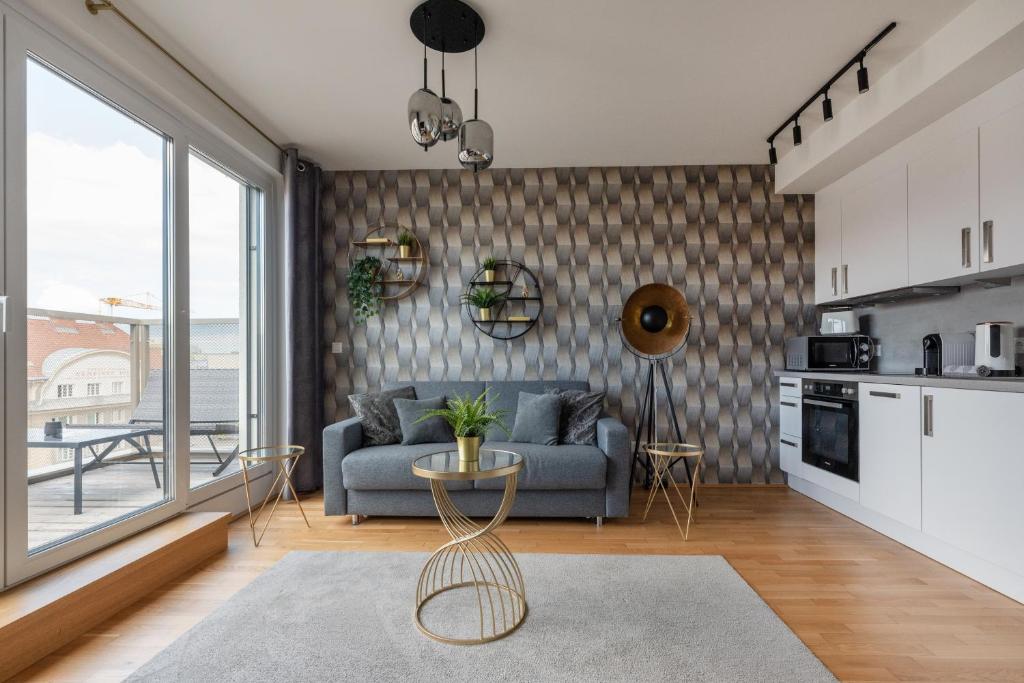 ein Wohnzimmer mit einem Sofa und einer Küche in der Unterkunft Luxurious living with beautiful terrace in Wien