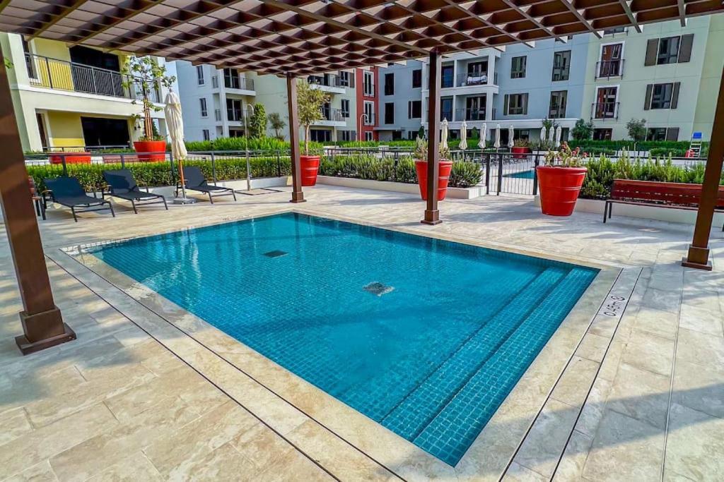 Bazén v ubytování Azure Escape !Joyful 1 Bed Apartment close to the Sea! nebo v jeho okolí