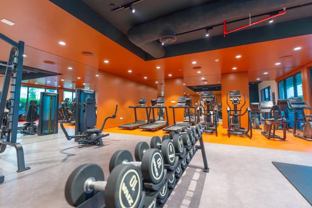Fitness centrum a/nebo fitness zařízení v ubytování Azure Escape !Joyful 1 Bed Apartment close to the Sea!
