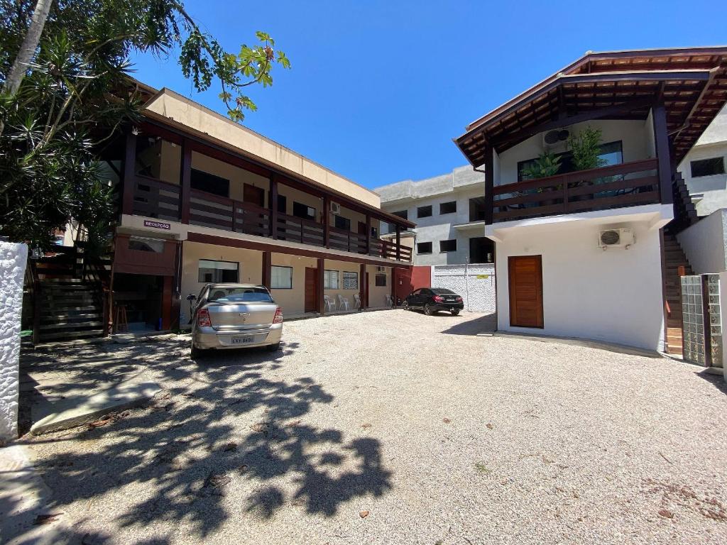 a car parked in front of a building at Residencial Porto di Lázaro in Ubatuba