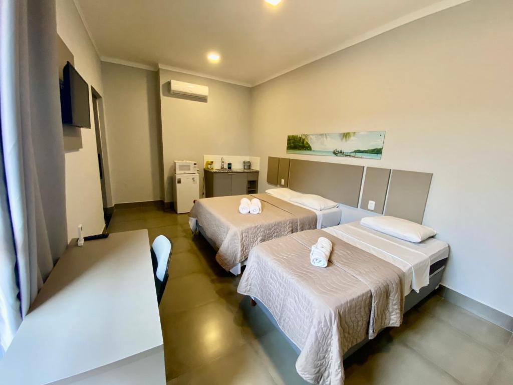 a hotel room with two beds in a room at Hotel Smart in Mogi Mirim