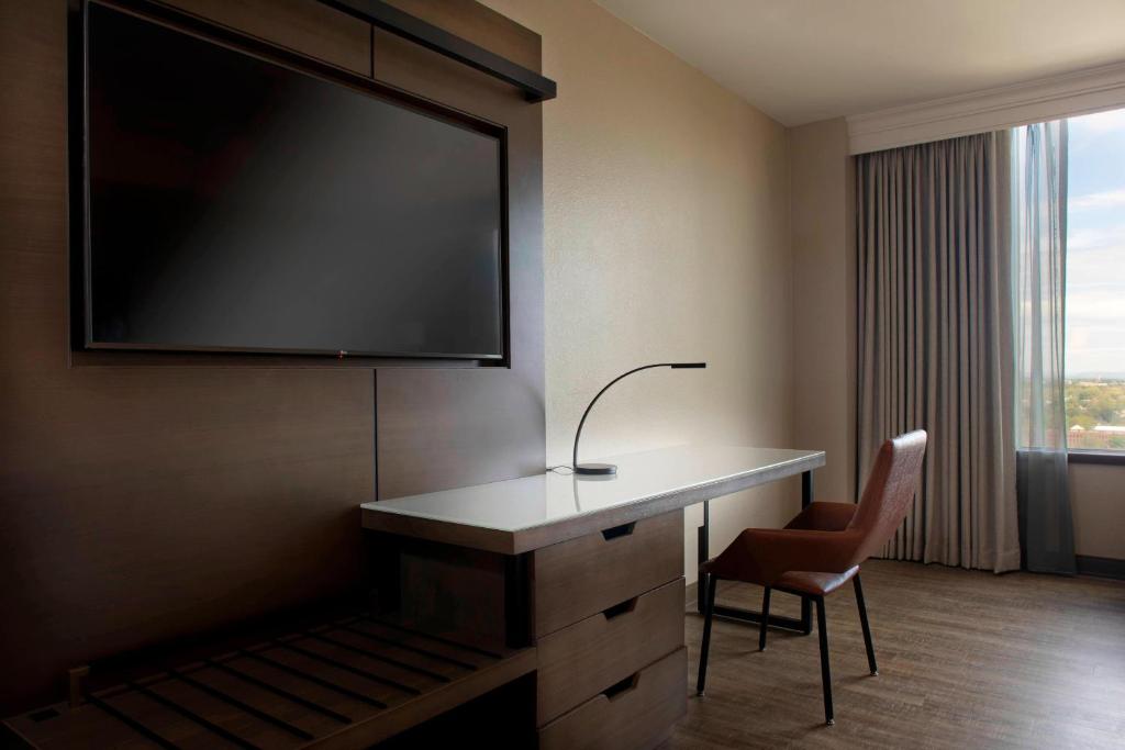 Winston-Salem Marriott - Недавно отремонтированная комната для королевы с двумя кроватями королевы