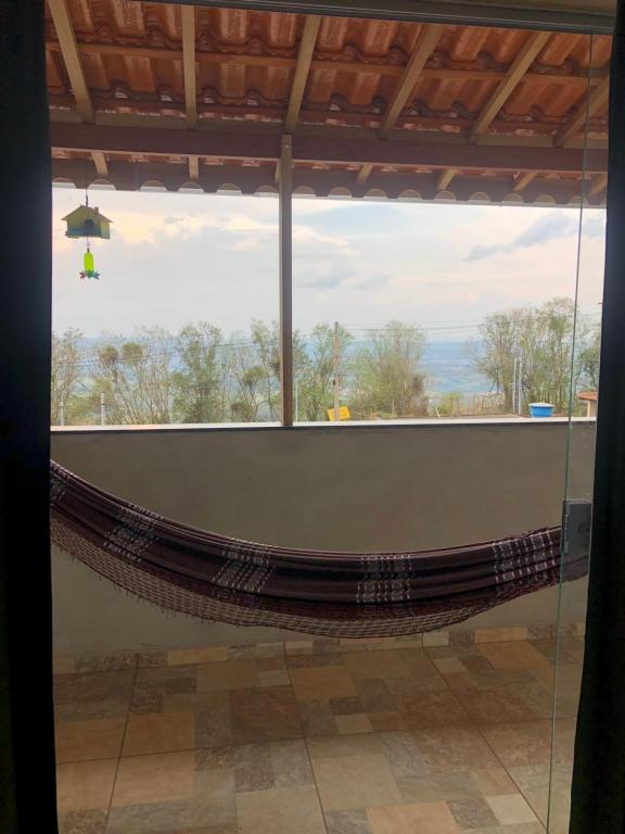 una gran ventana con una hamaca en una habitación en Casa da Lua em São Thomé, en São Thomé das Letras