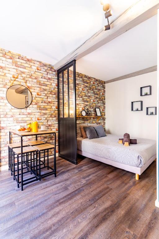 - une chambre avec 2 lits et une table à manger dans l'établissement LE COSMO Du Grand Bassin Avec Terrasse, à Castelnaudary