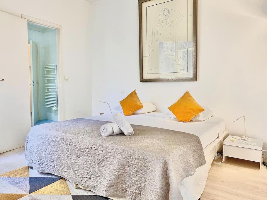 une chambre avec deux lits et un tableau au mur dans l'établissement Appartements Cannes 3 chambres - 8B1, à Cannes